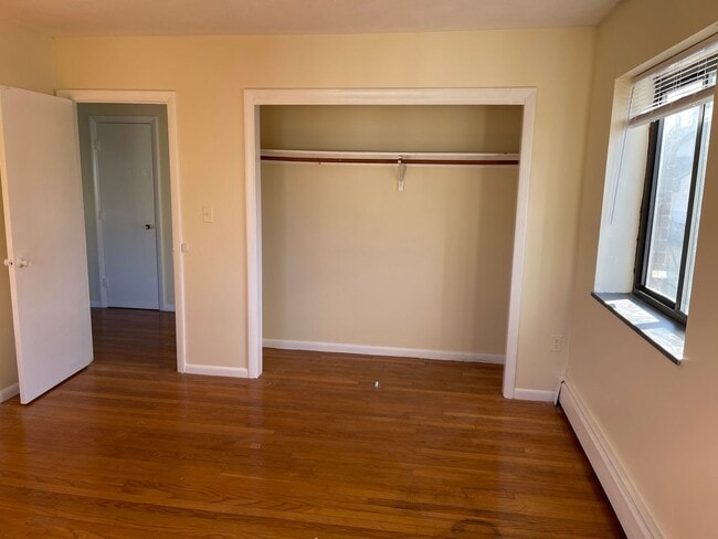 Photo - VERY  Spacious Sunny  2 bed Heat Hw parking Inc Close to train and 57/66 bus Heat HW Inc Now of feb