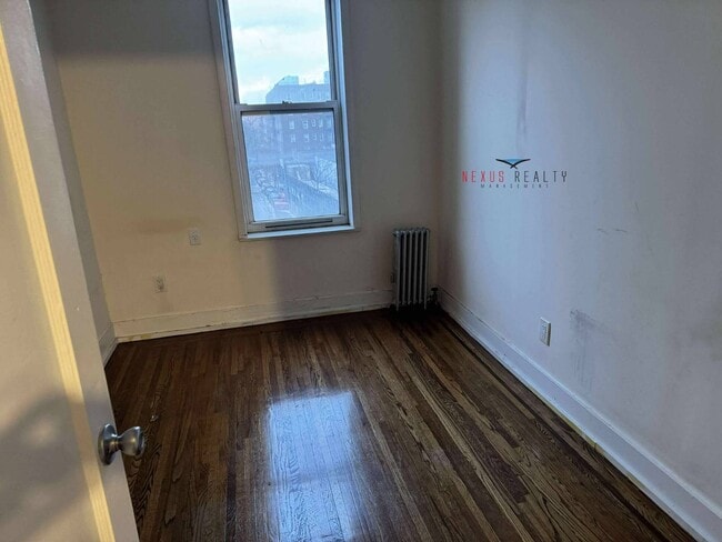 Photo - 43-22 58th St