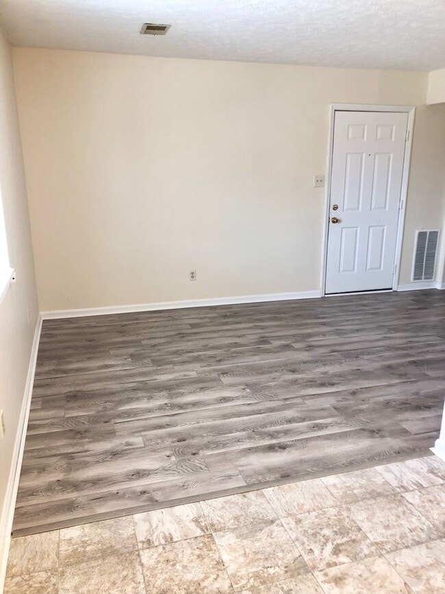 Photo - Winburn 2 bdrm 3rd floor apt     260319