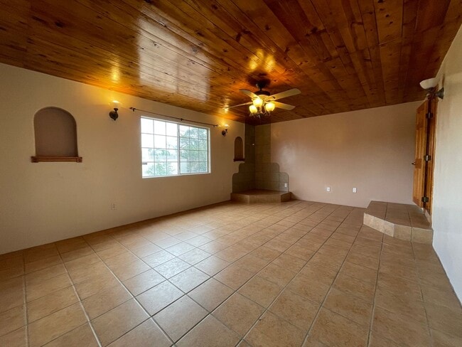 Building Photo - 212 S El Rancho Rd