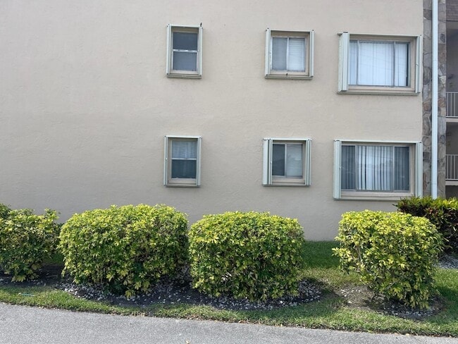 Photo - 700 Village Green Ct Unit H101