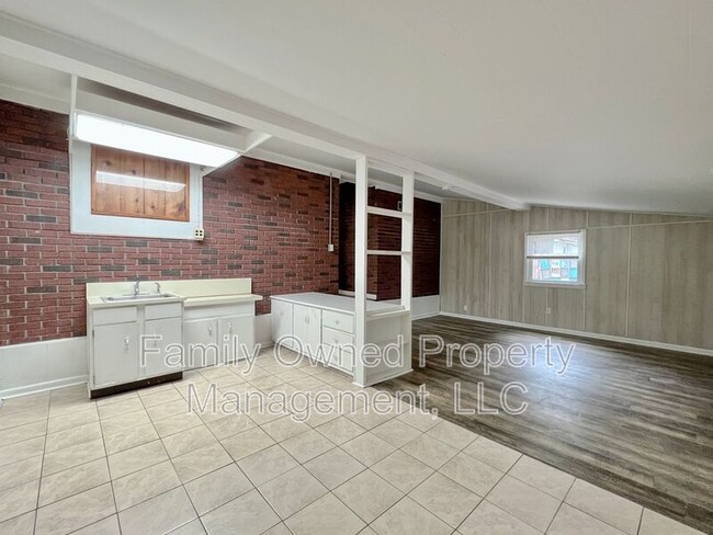 Photo - 1522 Joan St