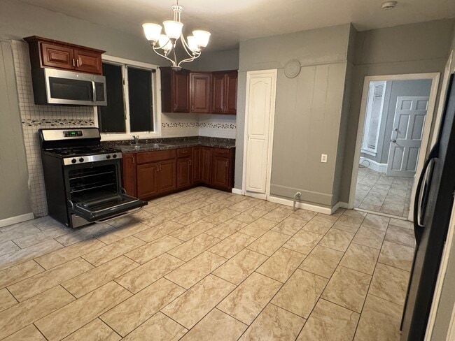 Building Photo - 19 Covell St Unit 1