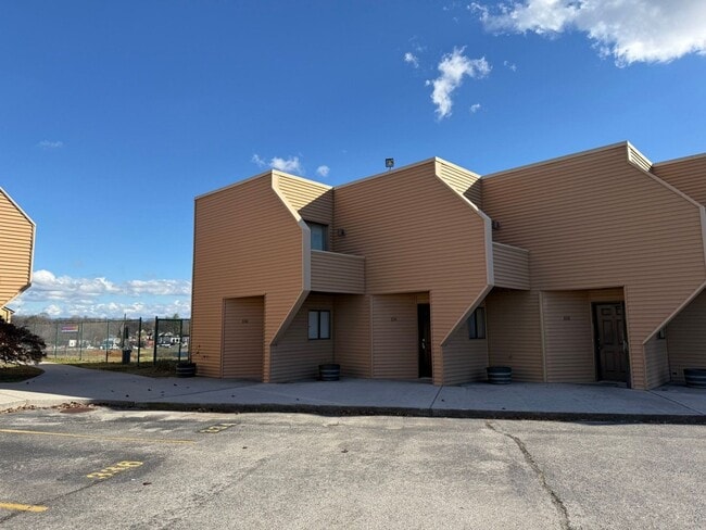 Building Photo - ** Holiday Special ** No rent until January 1st, 2026 plus $100 CASH bonus - Exp. 12/31/25