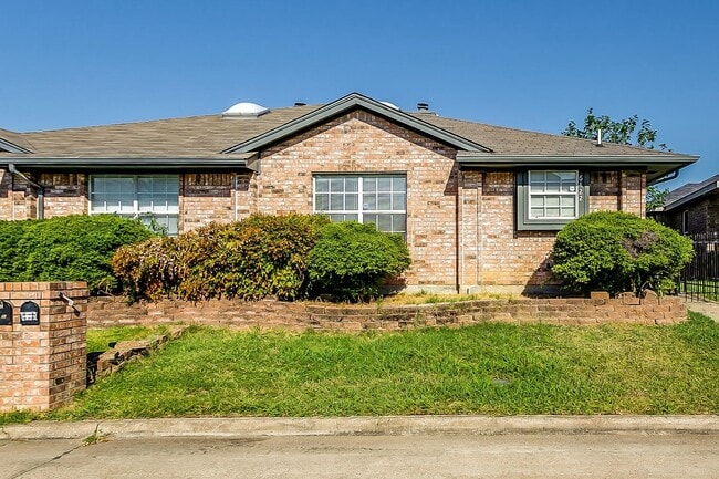 Building Photo - Cute 3 Bedroom 2 Bath 2 Car Garage One Sid... Rental