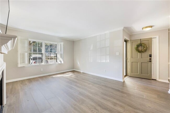 Photo - 162 Amherst Pl NW