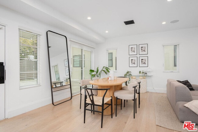 107 Flores St Unit 1/4