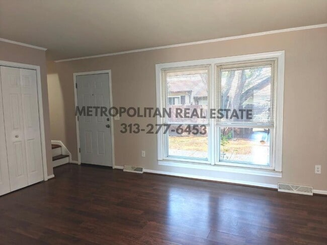 Photo - 474 Robbe Ave