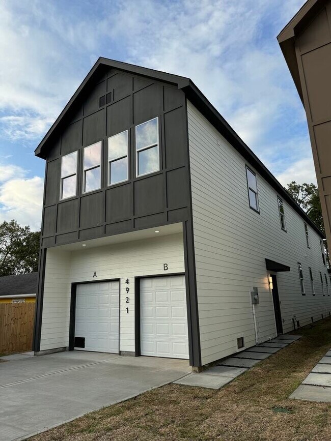 Photo - 4921 Pederson St