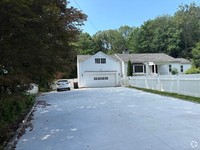 Building Photo - 158 Jelliff Mill Rd Rental