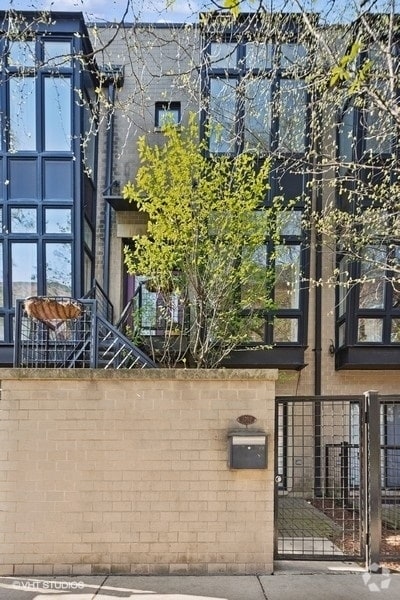 Building Photo - 1707 W Diversey Pkwy Rental