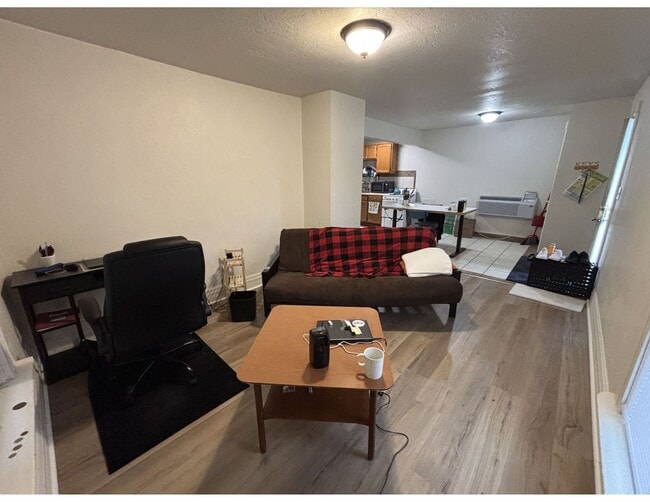 Building Photo - 927 Avon St Unit 927 1/2