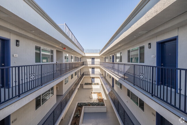 Courtyard - Commerce Villas Apartments