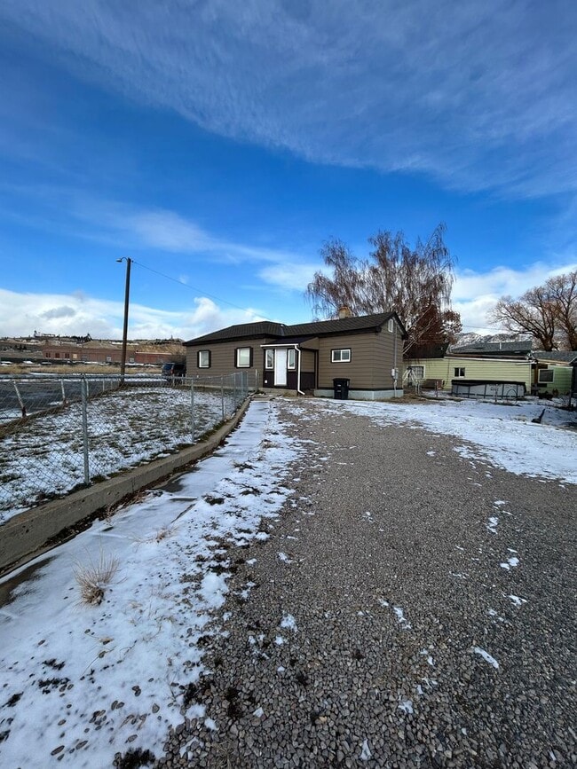 Building Photo - 1121 E 3rd St