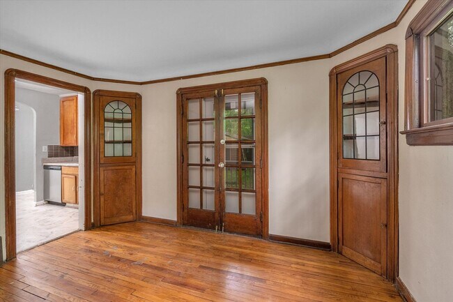 Photo - 2033 Staunton Rd