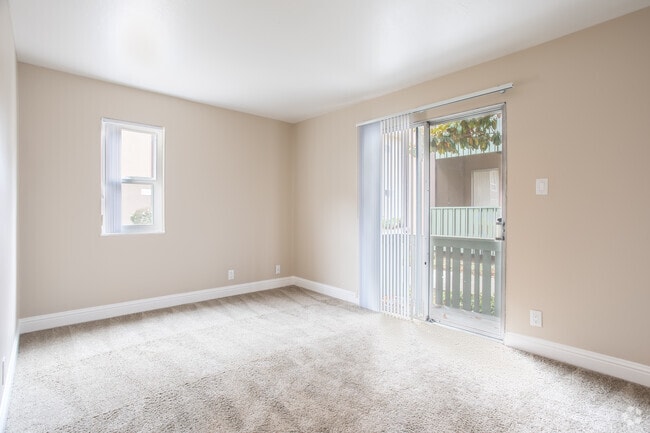 2BR, 1BA - Pinot Lving Area & Balconcy