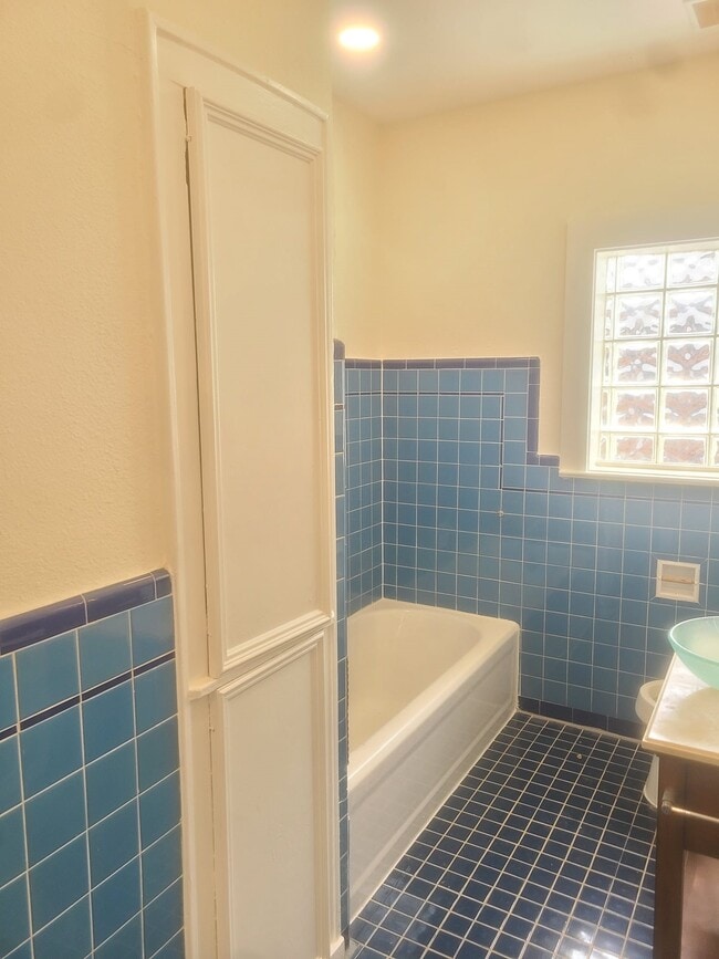 Photo - 4703 Chenevert St