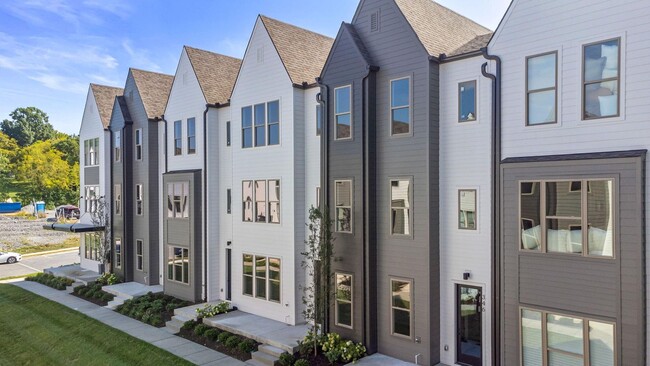 Sleek 3 bedroom 3.5 bath townhome w/garage - Sleek 3 bedroom 3.5 bath townhome w/garage