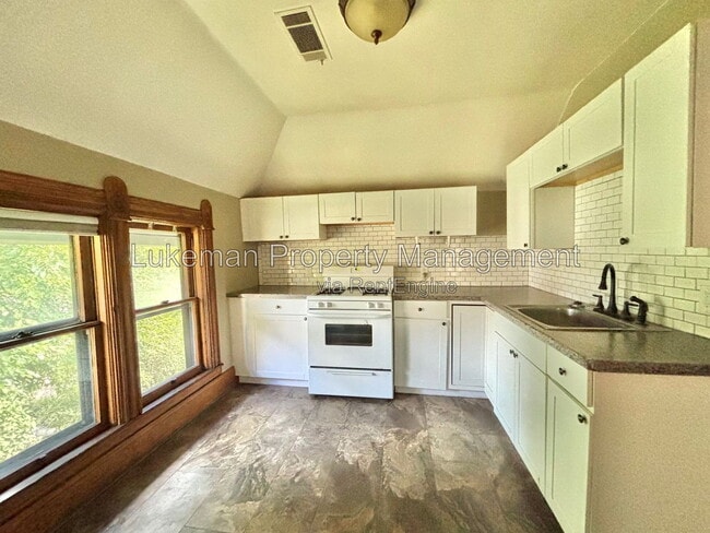 Building Photo - 605 W Kalamazoo Ave Unit 2