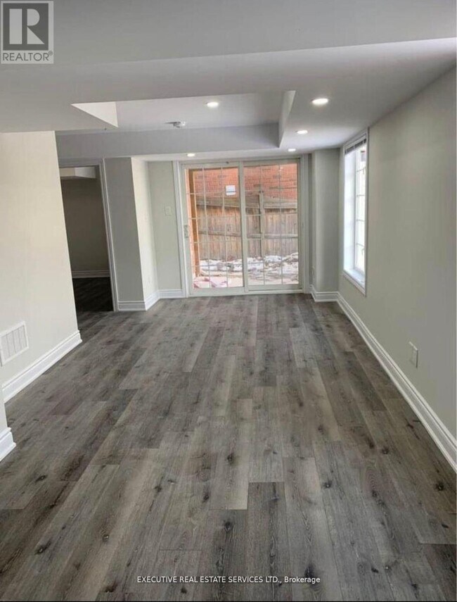 Photo - 39 Stoneylake Ave