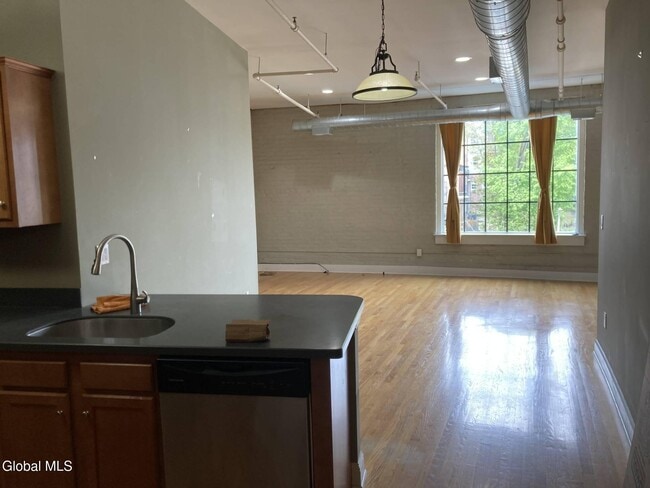 4 Sheridan Ave Unit 5C