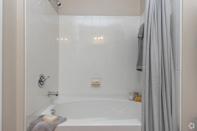 2BR, 2BA - 1,041SF - Primary Bathroom