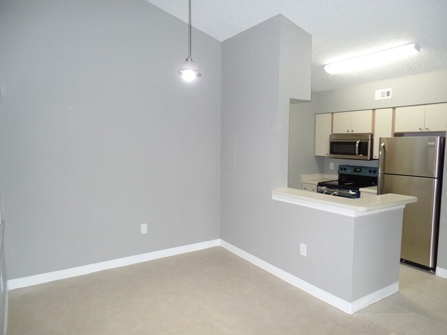 Building Photo - 2850 N Oakland Forest Dr Rental