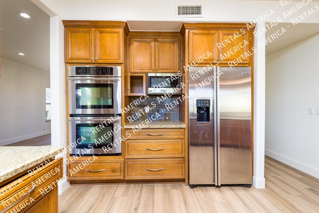 2342 W Hemlock Ct