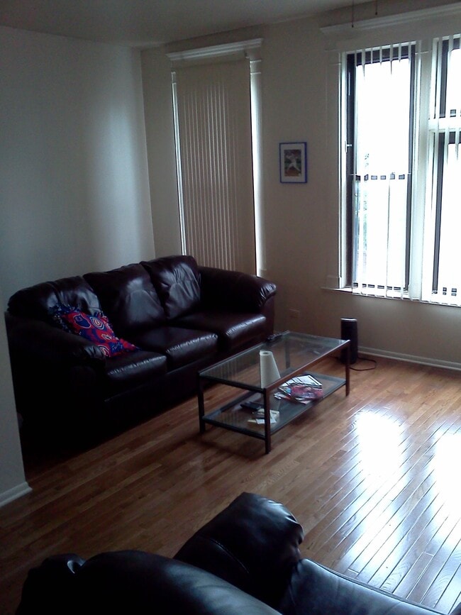 Photo - 2040 N Halsted St Unidad 2