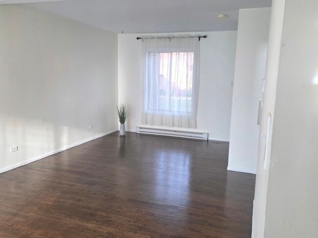 Photo - 1S252 Stratford Ln