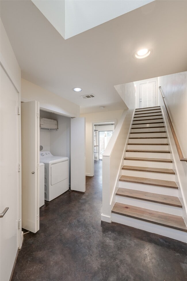 Photo - 807 Robin St