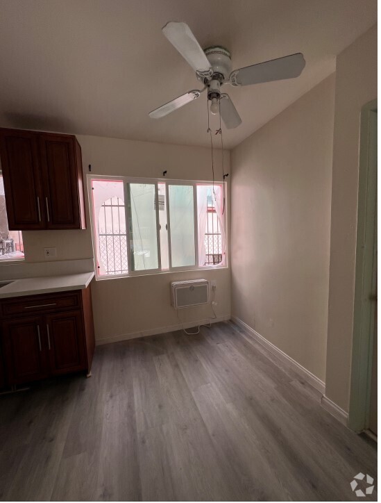 Unit 2- Remodeled. - 926 S Lake St Rental