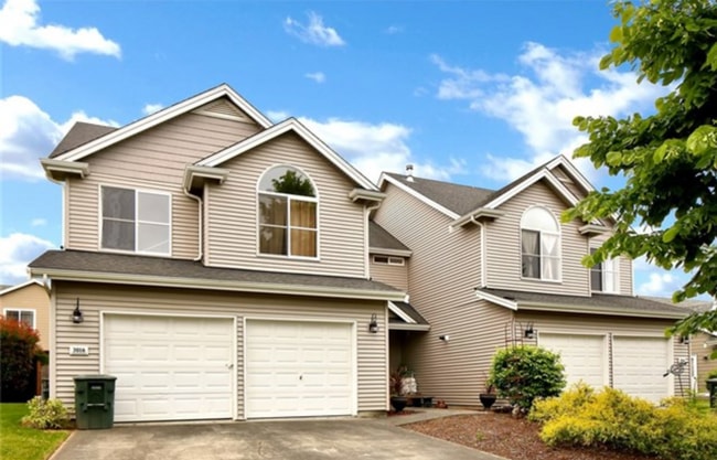 Welcome home to a 4 bed 2.5 bath duplex townhome w/ 2 car garage + fenced backyard - 3016 Pacific St.