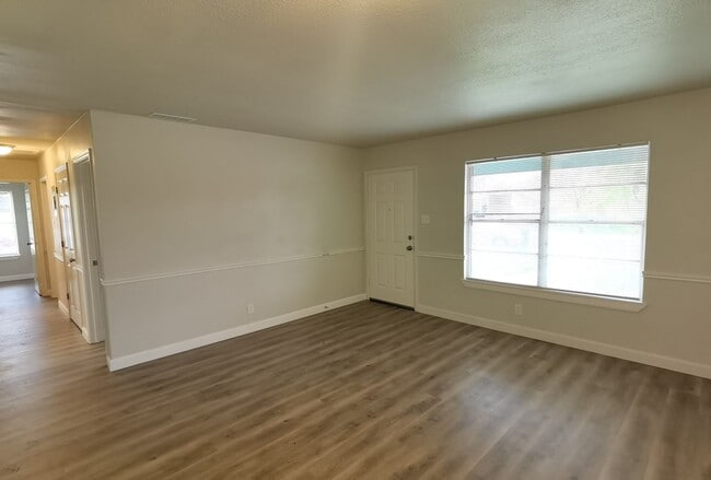 Photo - 4 Bedroom 2 bath in Valley High