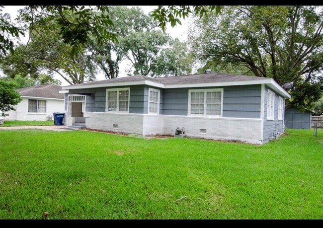 Building Photo - 1417 Highland Dr