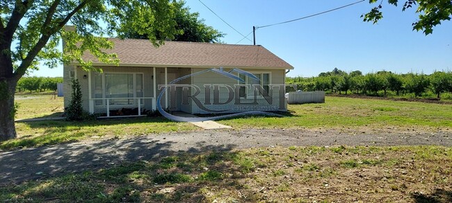 Building Photo - 2 bedroom, 2 bath house, plus a bonus room, located in the country.
