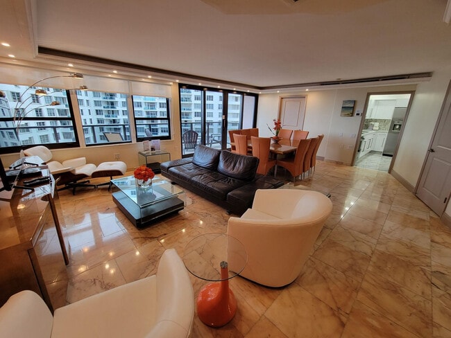 Building Photo - 5225 Collins Ave Rental