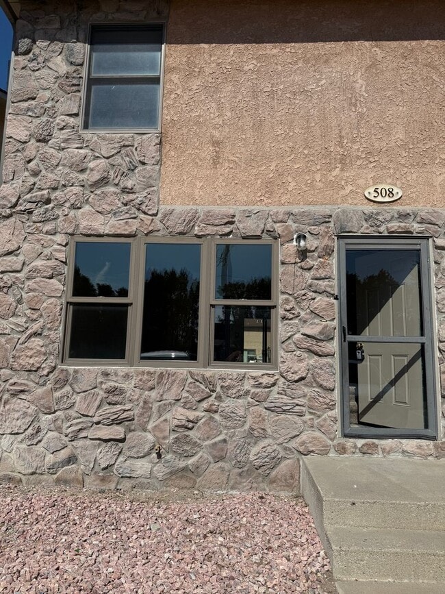 Building Photo - Two bedroom, one and half bathroom, modernly updated townhome!