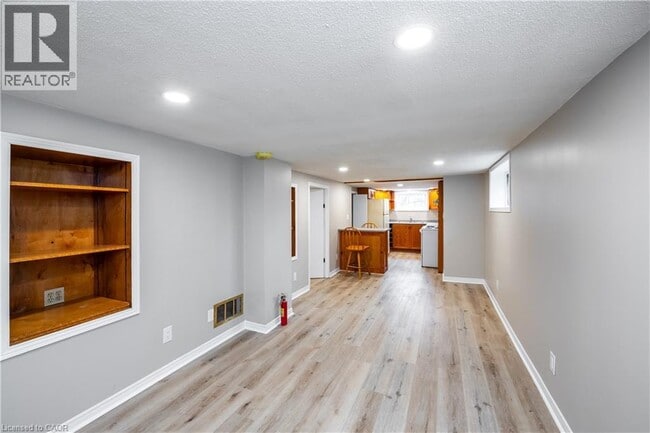 Photo - 66 Weir St S