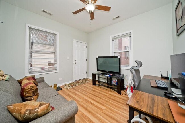 Photo - 3 bedroom in Chicago IL 60607 Unit 2R