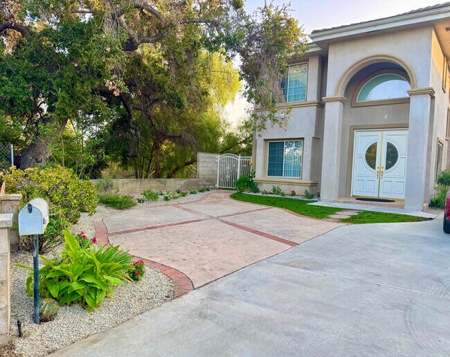 Front yard with 2 parking space - 27 Hampton Ct