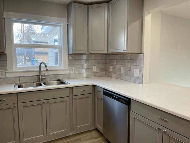 Photo - 2260 S 10th St W