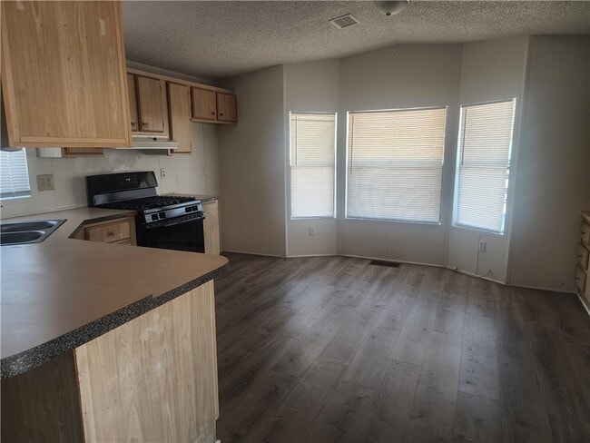 Photo - 691 Church St