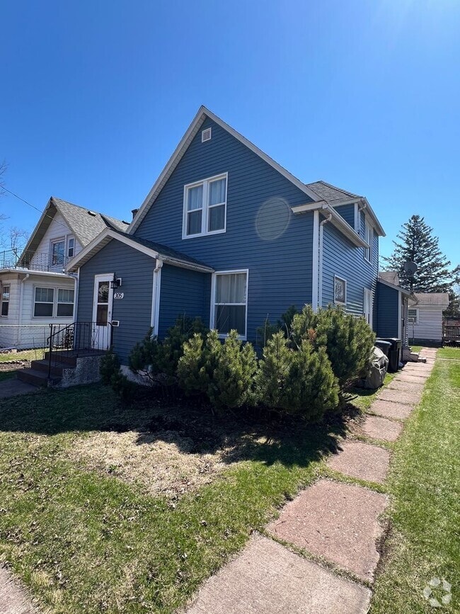 Building Photo - AVAILABLE AUGUST 1 - Spacious 3+ Bedroom Home