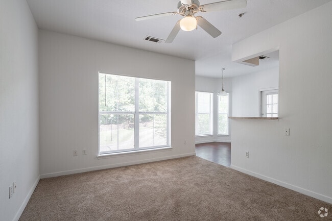 2BR, 2BA - 940SF - Magnolia - Living Room