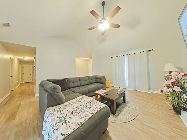 Photo - 4 Bedroom Brick Ranch in Woodlake!