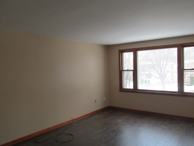 living room - 101 Dale Dr Unit upper