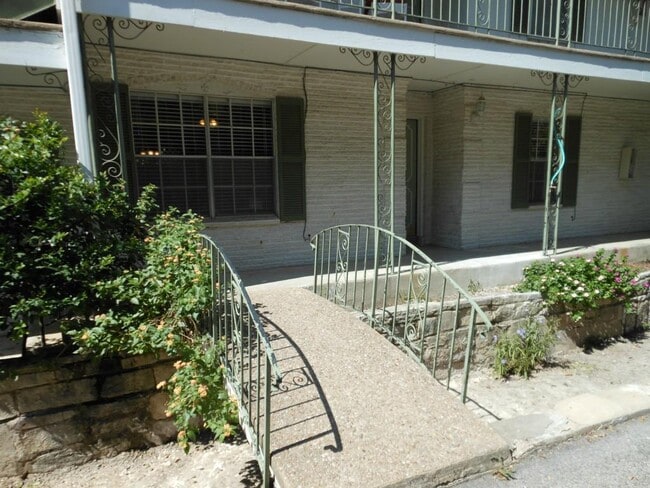 2516 Enfield Rd Unit 103