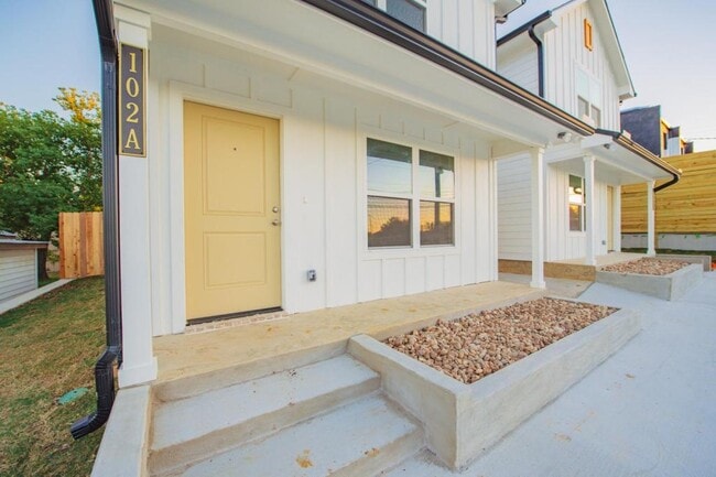 Photo - 102 E Fawn St