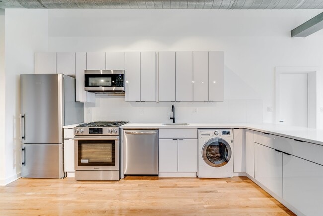 Building Photo - 1015 Clinton St Unit 303 Rental